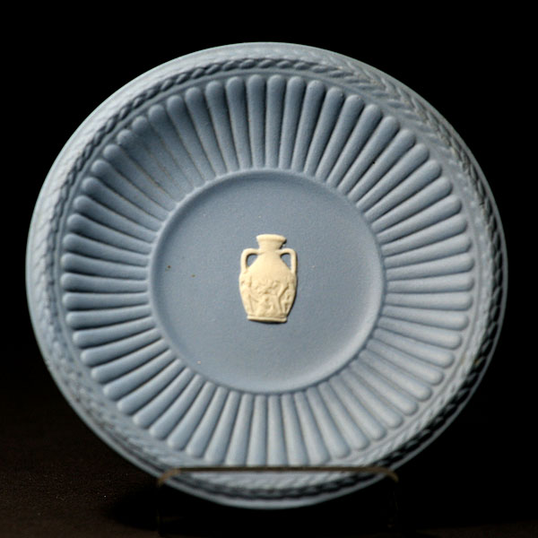 画像1: 〈WEDGWOOD〉ジャスパー ペールブルー　ポートランドの壺デザインピンディッシュ (1)