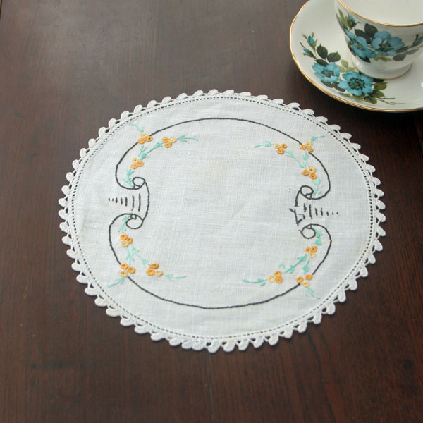 画像1: イギリス ハンドメイド刺繍イエローフラワーのリネンドイリー (1)