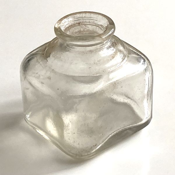 画像1: アメリカ ヴィンテージ ガラス インク瓶  四角型 (約 高さ5.8cm) (1)