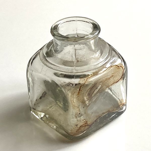 画像1: アメリカ ヴィンテージ ガラス インク瓶  四角型 (約 高さ6.1cm) (1)