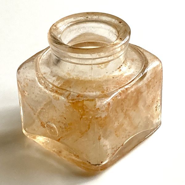 画像1: アメリカ ヴィンテージ ガラス インク瓶  四角型 (約 高さ5.7cm) (1)