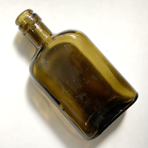 画像1: イギリス アンティークアンバーガラスボトル (約高さ15.5cm) (1)