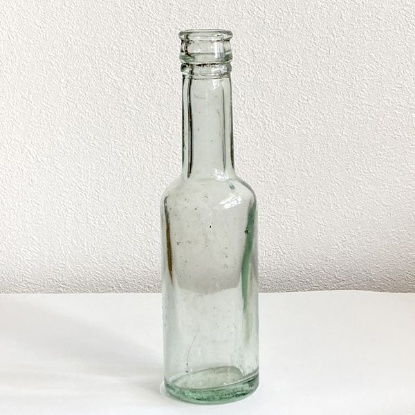 画像1: イギリス アンティーク ガラスボトル 円柱形(約高さ18.5cm) (1)