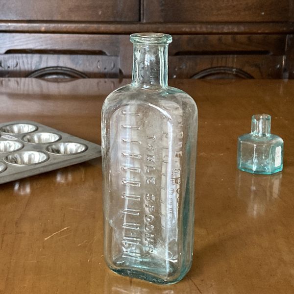 画像1: イギリス アンティーク TABLE SPOONS 可愛い淡い青緑のガラス瓶 (約高さ16.0cm) (1)
