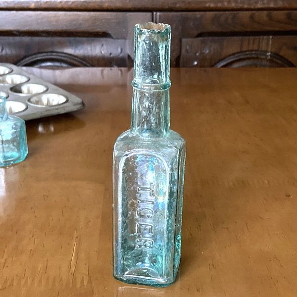 画像1: イギリス TIGER SAUSE ELETCHERS アンティークガラス瓶 (約高さ14.7cm) (1)