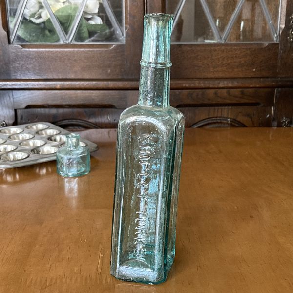 画像1: イギリス SHIPLEY YORKS INDIAN SAUSE FLETCHER'S アンティークガラス瓶 (約高さ20.7cm) (1)