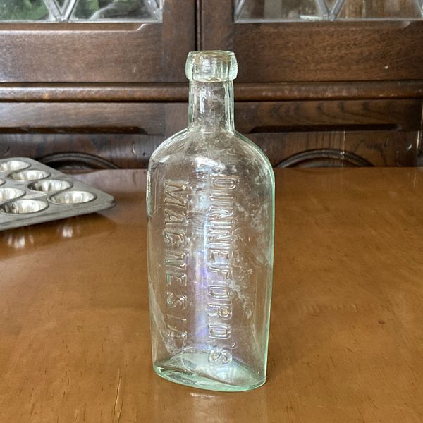 画像1: イギリス アンティークガラス瓶 DINNEFORD'S MAGNESIA (約17.2cm) (1)