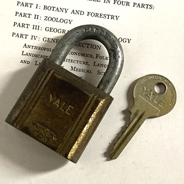 アメリカ 1950年代 ヴィンテージパドロック 古い南京錠 鍵付き YALE MADE IN U.S.A.(6.2cmX3.8cm)