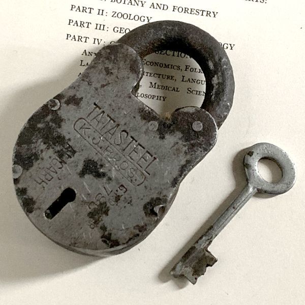 イギリス アンティークパドロック 古い南京錠 鍵付き 可愛いクマの形 TATASTEEL J.K.BROS (8.8cmX5.2cm)