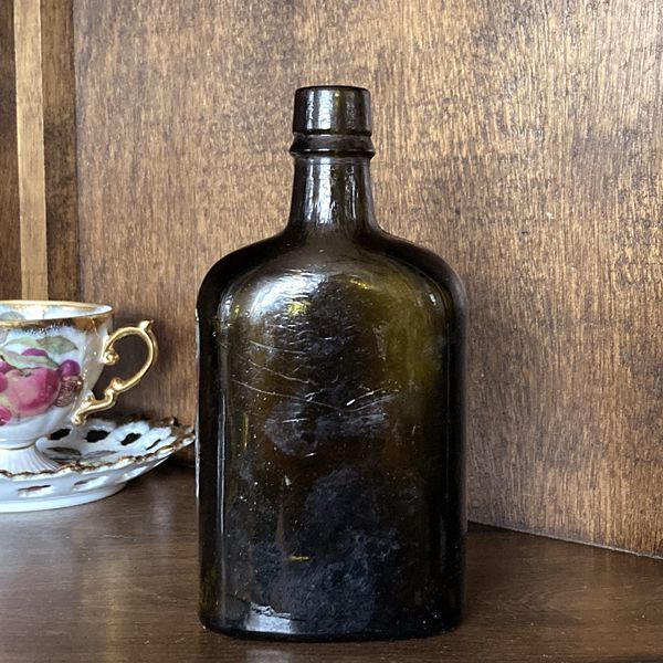 画像1: イギリス アンティーク 蒸留酒瓶のように歪曲しているアンバーガラス瓶 (約高さ15.5cm) (1)