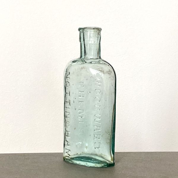 画像1: イギリス  アンティークガラス瓶 WOODWARD CHEMIST NOTTINGHAM (約 高さ15.0cm) (1)