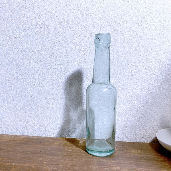 画像1: イギリス アンティークガラス瓶 古いガラスビン(約18.5cm) (1)