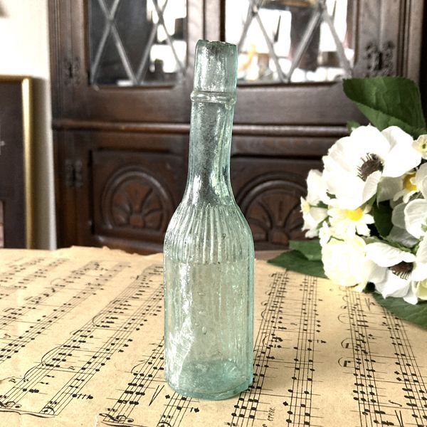 画像1: イギリス アンティークガラス瓶 古いガラスビン(約13.2cm) (1)