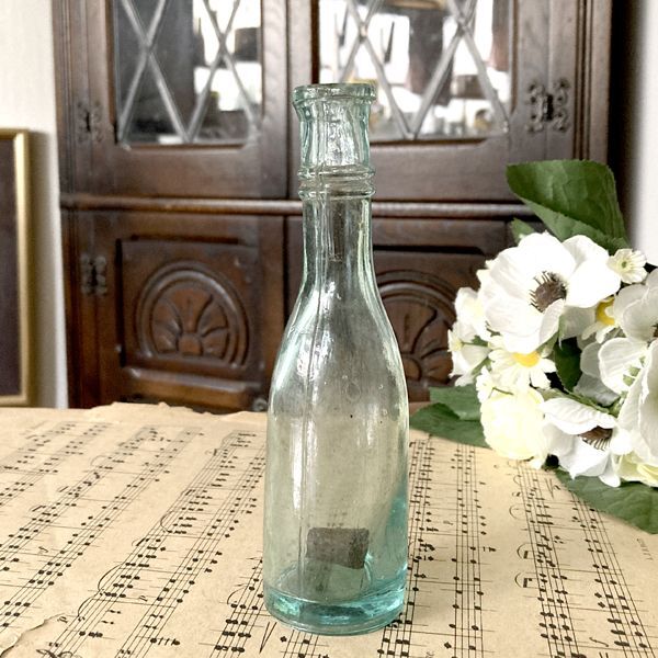 画像1: イギリス アンティークガラス瓶 古いガラスビン(約14.9cm) (1)