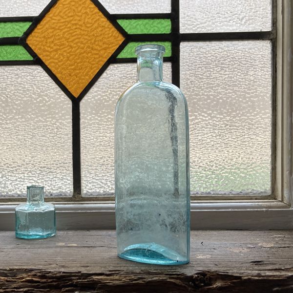 画像1: イギリス アンティーク 古いインテリアガラス瓶 (約高さ 17.2cm) (1)