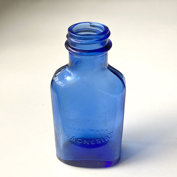 画像1: イギリス アンティークブルーガラスボトル MILK OF MAGNESIA インテリア雑貨(約高さ12.7cm) (1)