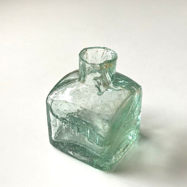 画像1: イギリス ロンドン ヴィクトリアンガラス インク瓶 J.FIELD 四角タイプ おしゃれでかわいい世界のインテリア雑貨(約高さ5.3cm) (1)