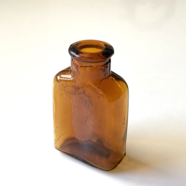 画像1: イギリス アンティーク雑貨 小さなガラスボトル 人気のアンバーカラー インテリア瓶 (高さ 約6.0cm) (1)