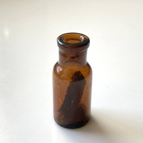 画像1: イギリス アンティーク雑貨 小さな小さなガラスボトル 人気のアンバーカラー インテリア瓶 (高さ 約5.1cm)  (1)