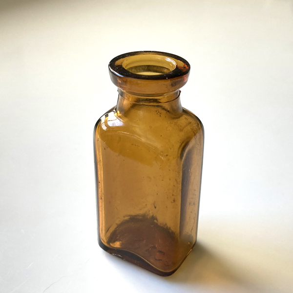 画像1: イギリス アンティーク雑貨 小さなガラスボトル 人気のアンバーカラー インテリア瓶 (高さ 約7.2cm) EY8026 (1)