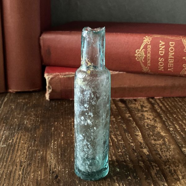 画像1: イギリス アンティークガラス瓶 細長い 古いガラスビン SHEAR LIP インテリア雑貨 (約10.3cm) (1)