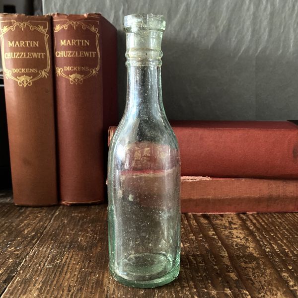 画像1: イギリス アンティークガラス瓶 古いガラスビン インテリア雑貨 (約15.2cm) (1)