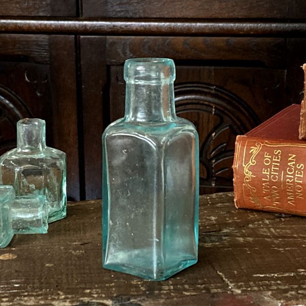 画像1: イギリス アンティークガラス瓶 古いガラスボトル 英国インテリア雑貨 (約10.3cm) (1)