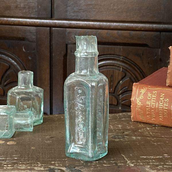 画像1: イギリス アンティークガラス瓶 GORDON SAUCE (約高さ11.1cm) (1)