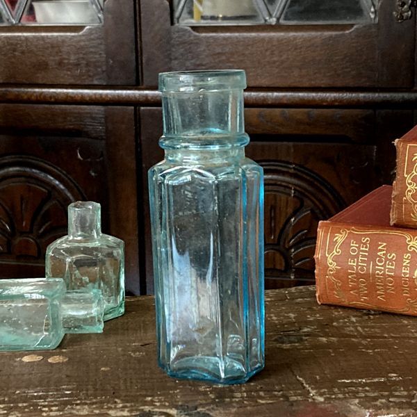 画像1: イギリス アンティークガラス瓶 薄いペールブルーの古いガラスビン インテリア雑貨(約高さ13.2cm) (1)