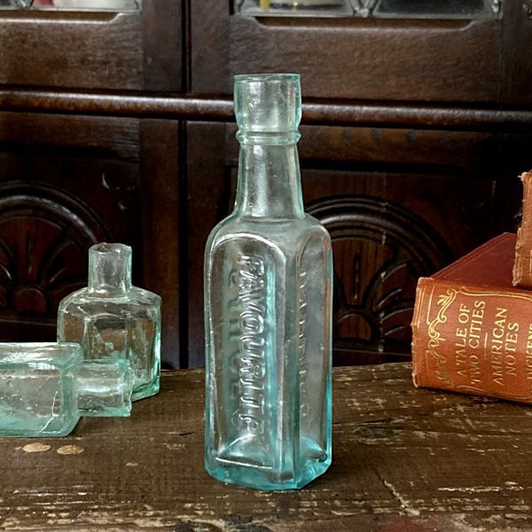 画像1: イギリス アンティークガラス瓶 DADDIE'S FAVOURITE SAUCE (約高さ13.2cm) (1)