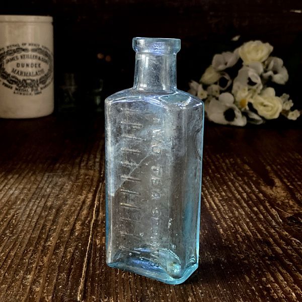 画像1: イギリス アンティークガラス瓶 TWO TEA SPOONS おしゃれなインテリア雑貨 英国古いボトル (約高さ13.1cm) (1)