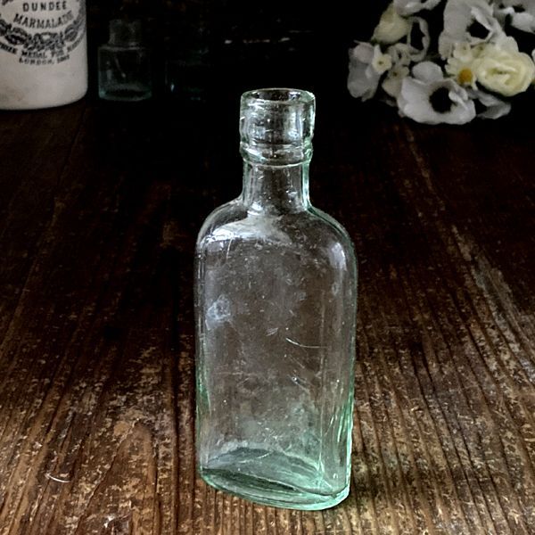 画像1: イギリス アンティークガラス瓶 おしゃれなインテリア雑貨 置物 小瓶 花瓶 英国 の古いボトル (約高さ12.8cm) (1)
