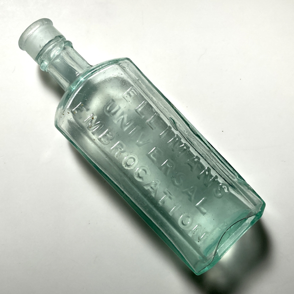 画像1: イギリス アンティークガラス瓶 ELLIMANS UNIVERSAL EMBROCATION おしゃれなインテリア雑貨 英字 英語ロゴ (約高さ14.7cm) (1)