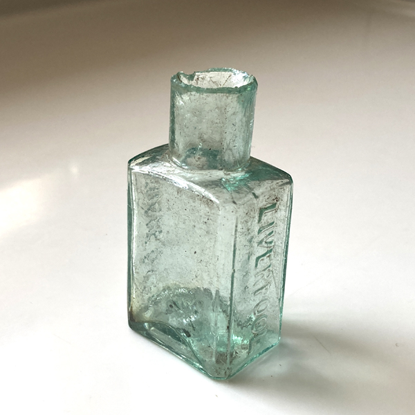 イギリス ヴィクトリア アンティークガラス瓶 LIVERPOOL DEVANE&Co 古いインクボトル 縦長タイプ (約高さ7.2cm) EY8260
