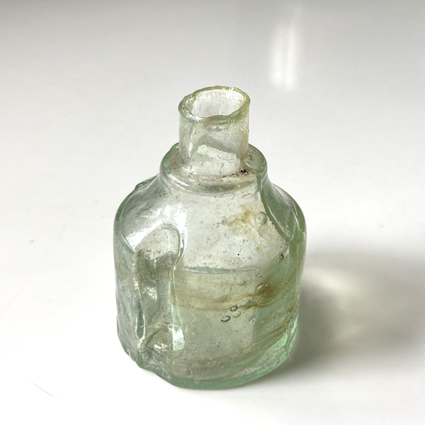 画像1: イギリス アンティークガラス レアなペン立て溝あり ヴィクトリアン インク瓶 丸型  (約 高さ5.8cm) (1)