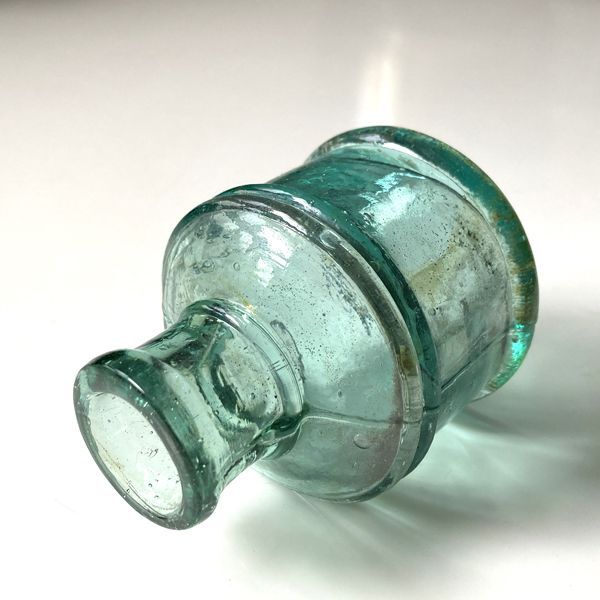 イギリス ヴィクトリアンガラス インク瓶 丸型タイプ Antique Glass