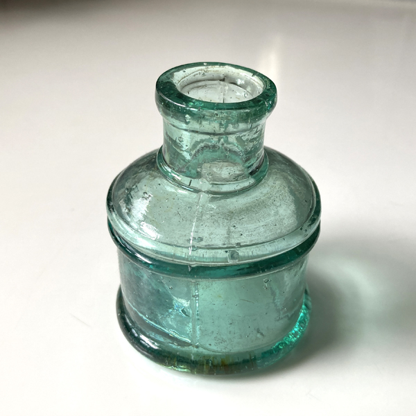 イギリス ヴィクトリアンガラス インク瓶 丸型タイプ Antique Glass