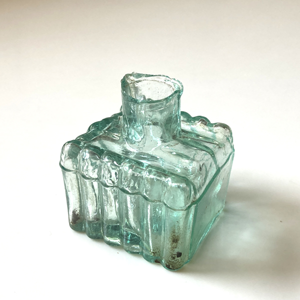 イギリス ヴィクトリア アンティークガラス瓶 古いインクボトル スクエアペン置きタイプ (約高さ5.2cm) EY8294